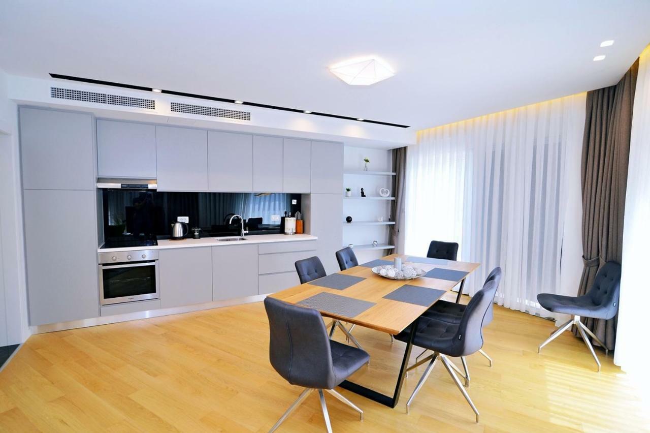 Apartments In Villa Ziza, Rooftop Swimming Pool โอปาติยา ภายนอก รูปภาพ